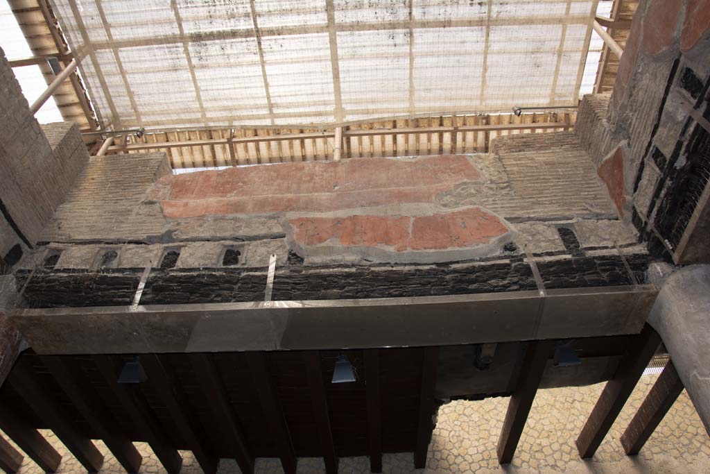 VI.21 Herculaneum, March 2019. Upper west side, with remains of plaster and carbonised beams.
Foto Annette Haug, ERC Grant 681269 DÉCOR